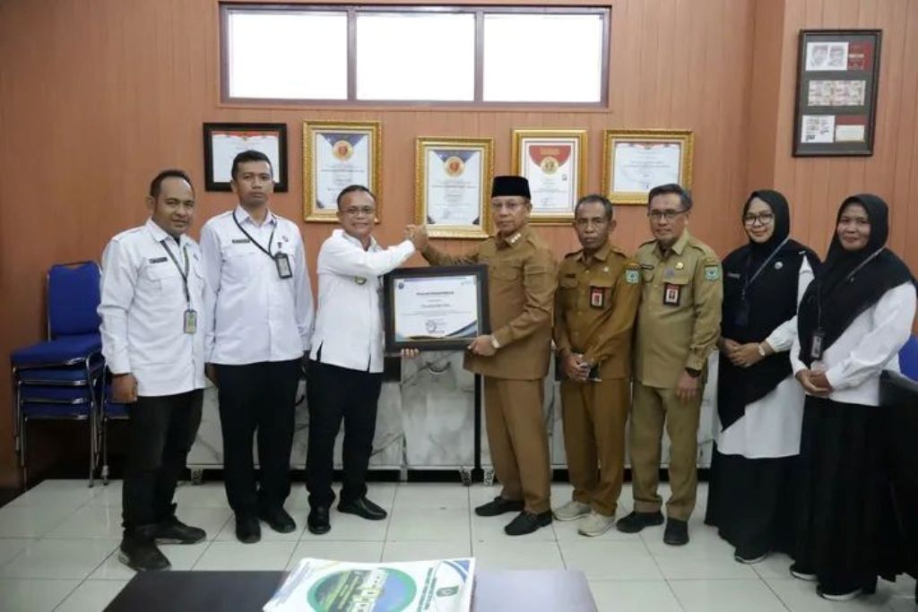 SEPAKAT BERANTAS NARKOBA: Wali Kota Bima HA Rahman H Abidin saat menerima audiensi Kepala BNN Bima bersama jajarannya di ruang kerja Wali Kota, Selasa (6/5).