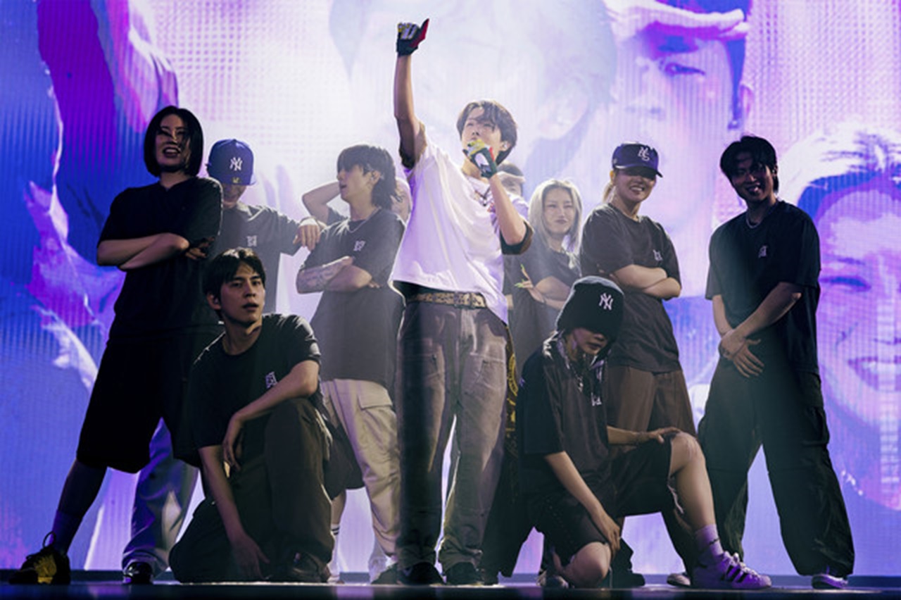 Penampilan J-Hope BTS di konser HOPE ON THE STAGE di Jakarta pada tanggal 3 dan 4 Mei 2025.