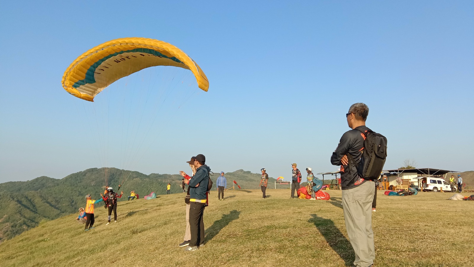 Pilot paralayang siap terbang di Sky Lancing, Lombok Tengah sebelum mengikuti event PGAWC Seri Ketiga.