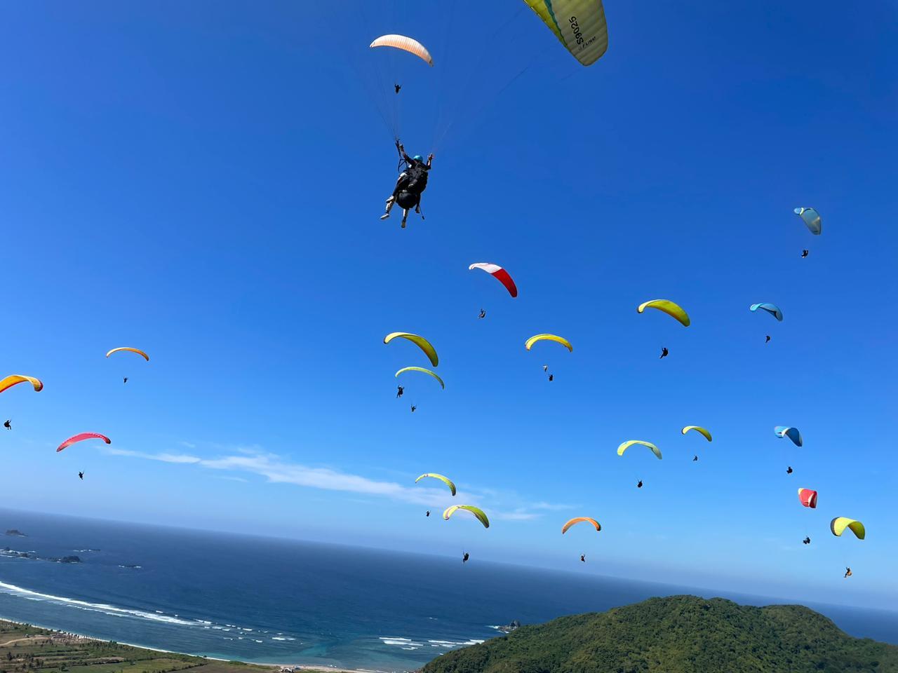Pilot paralayang sedang mencoba venue Sky Lancing, Lombok Tengah yang digunakan sebagai lokasi event PGAWC.