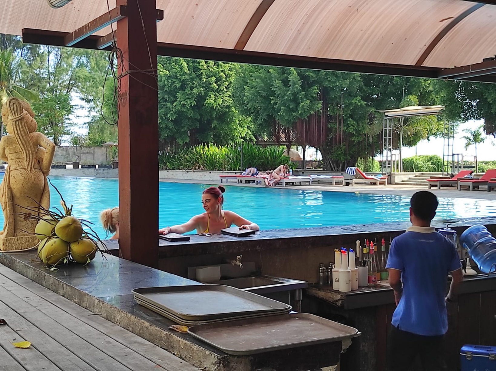 NIKMATI LIBURAN: Salah seorang wisatawan asing berenang di kolam salah satu hotel yang ada di Gili Trawangan, beberapa waktu lalu.