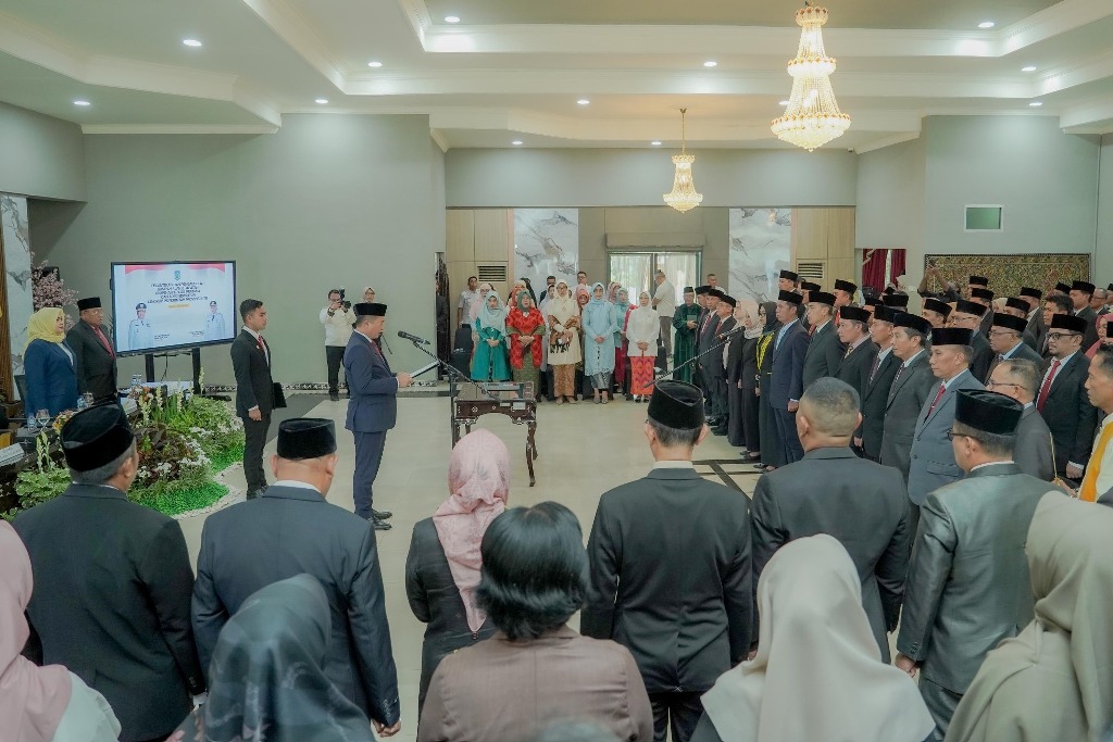 BANTU KEPALA DAERAH: Gubernur NTB Lalu Muhamad Iqbal saat membacakan SK resmi pergeseran posisi pejabat Eselon II lingkup Pemprov NTB, pada Rabu lalu (30/4).
