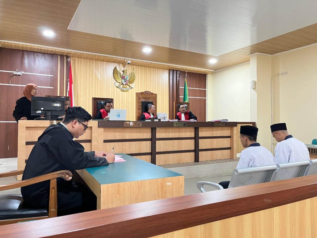 TUNTUTAN SANGAT BERAT: Dua terdakwa kurir narkoba Angga Kurniawan dan Hamzanwadi mendengarkan pembacaan tuntutan JPU di PN Selong, Rabu (7/5).&nbsp;