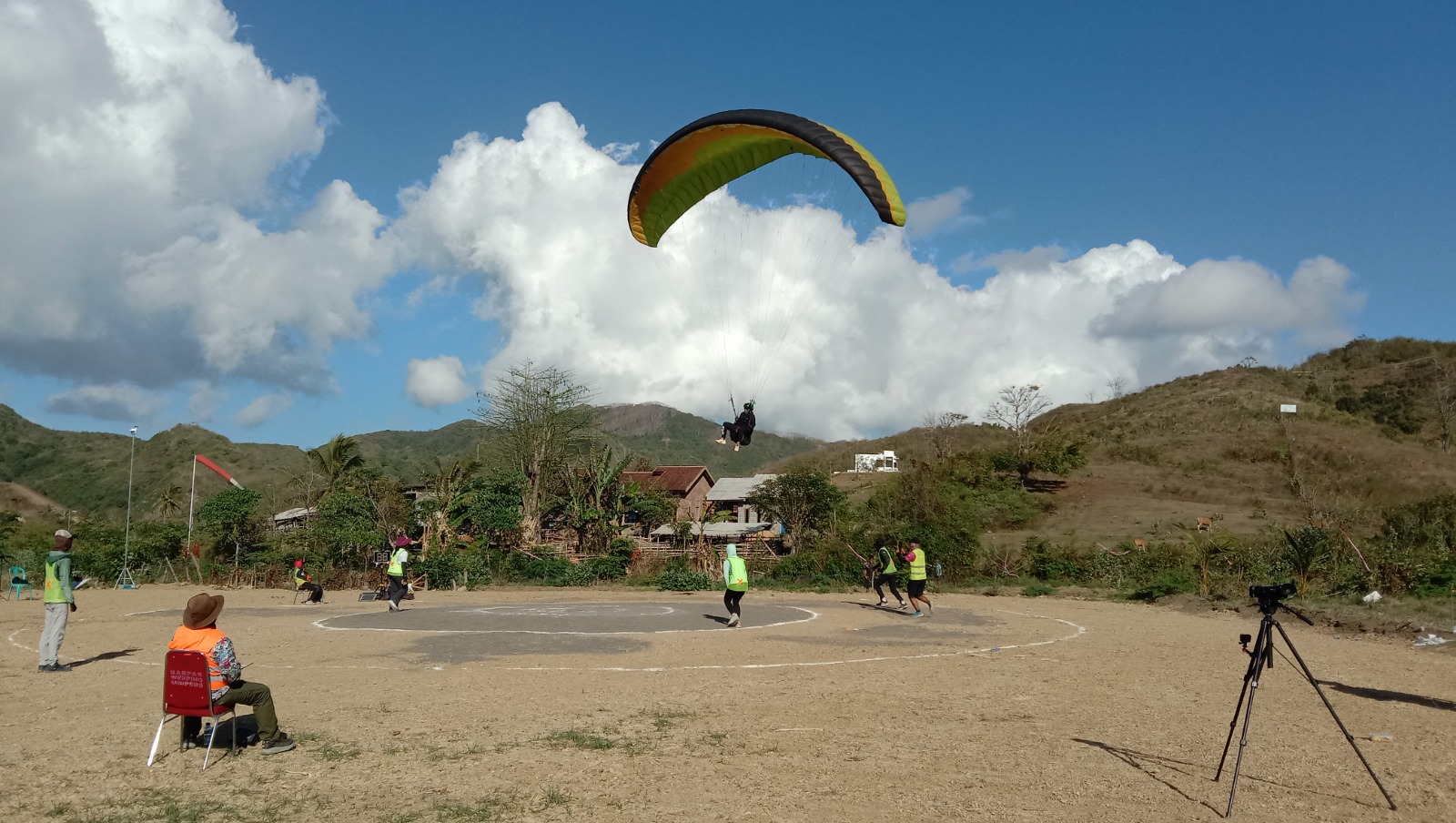 Pilot paralayang berlatih sebelum PGAWC Seri Ketiga yang akan digelar di Sky Lancing, Lombok Tengah.