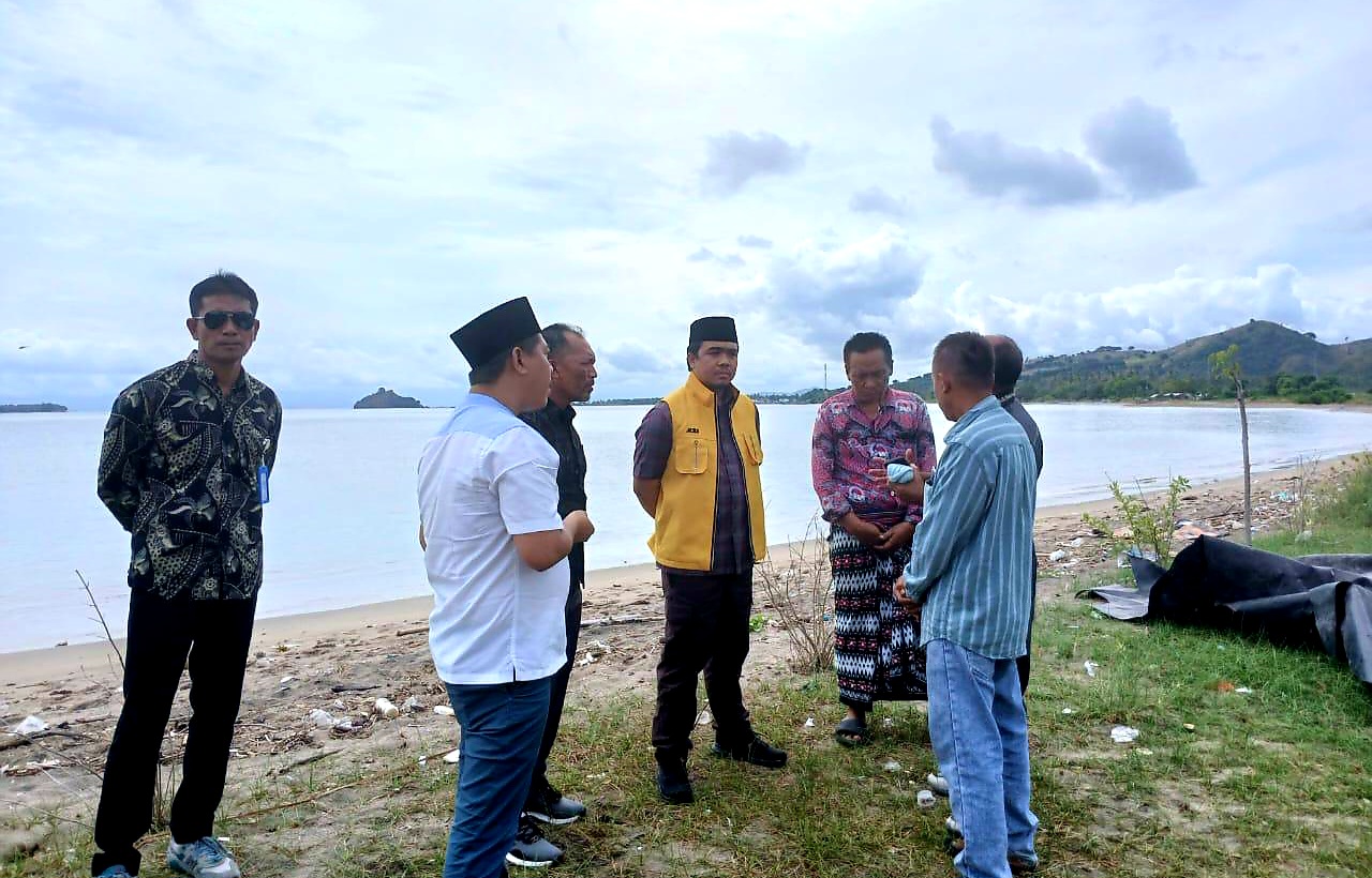 TURUN: Gabungan Komisi DPRD Lobar saat turun ke lokasi perairan Desa Pesisir Mas yang direncanakan jadi lokasi budidaya mutiara, Rabu (7/5).