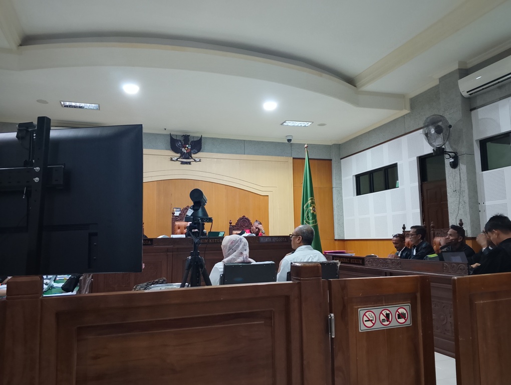 BERIKAN KESAKSIAN: Terdakwa korupsi Shelter Tsunami memberikan keterangan pada sidang dengan agenda mendengarkan keterangan terdakwa di PN Tipikor Mataram, Rabu (7/5).&nbsp;