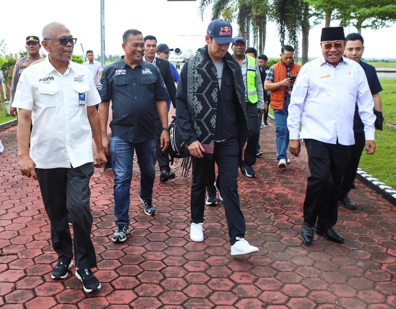 SAMBUT TAMU: Dua pangeran Johor berbincang sejenak usai mendarat di ruangan VIP Bandara Internasional Zainuddin Abdul Madjid (BIZAM), Loteng, Rabu (7/5).