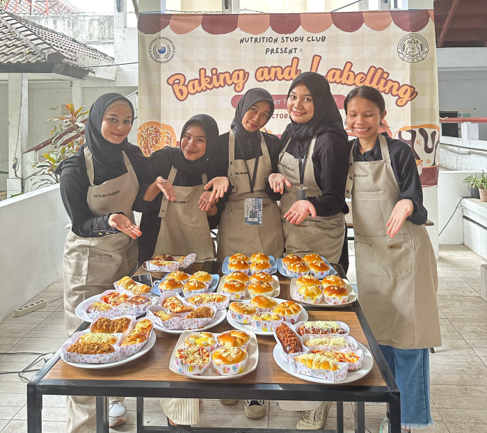 PRODUK BERGIZI :  Sejumlah Mahasiswa Prodi Gizi memamerkan produk olahan kue dan roti yang mereka buat dengan takaran mutu gizi dan nutrisi yang sehat.
