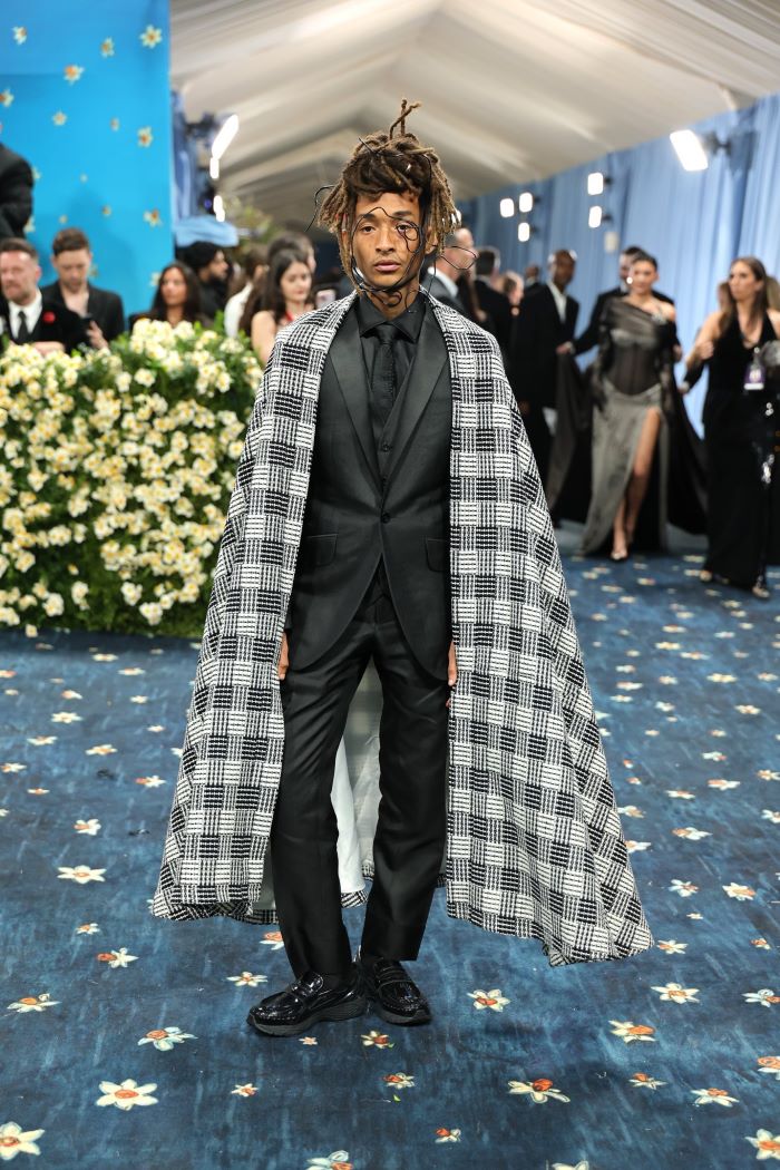 Aktor Jaden Smith dinilai netizen mengenakan selimut di atas jas dan jaring di wajahnya saat menghadiri Met Gala 2025. (internet)