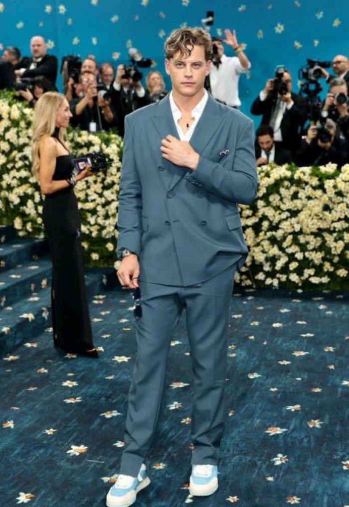 Busana Joe Burrow saat Met Gala 2025 dinilai seperti menghadiri pesta prom sekolah menengah.
