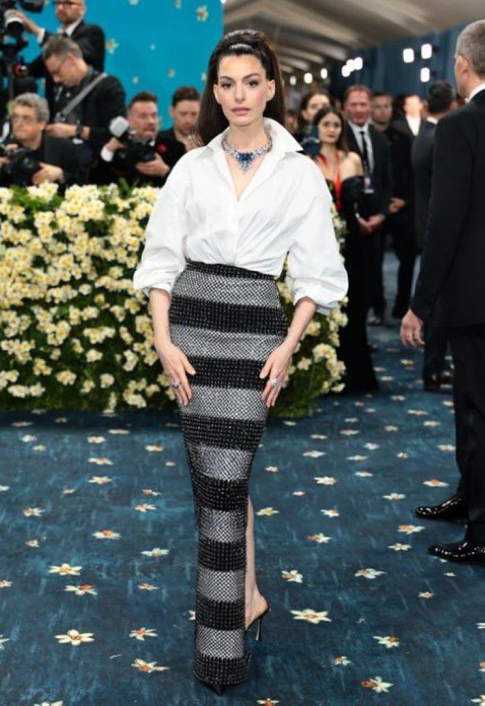 Artis Anne Hatway tampil cantik namun busana yang dikenakan dinilai tidak cocok untuk event Met Gala 2025. (internet)
