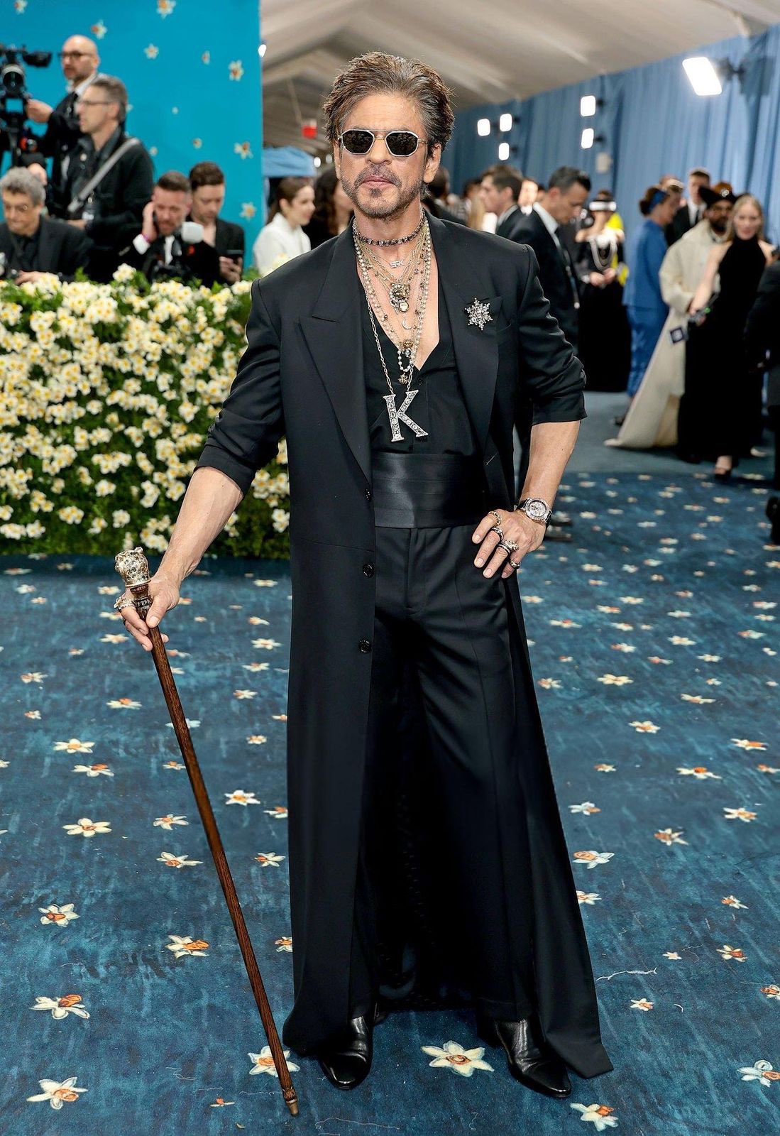 Perhiasan yang digunakan aktor Bollywood Shah Rukh Khan saat Met Gala 2025 dinilai terlalu berlebihan.