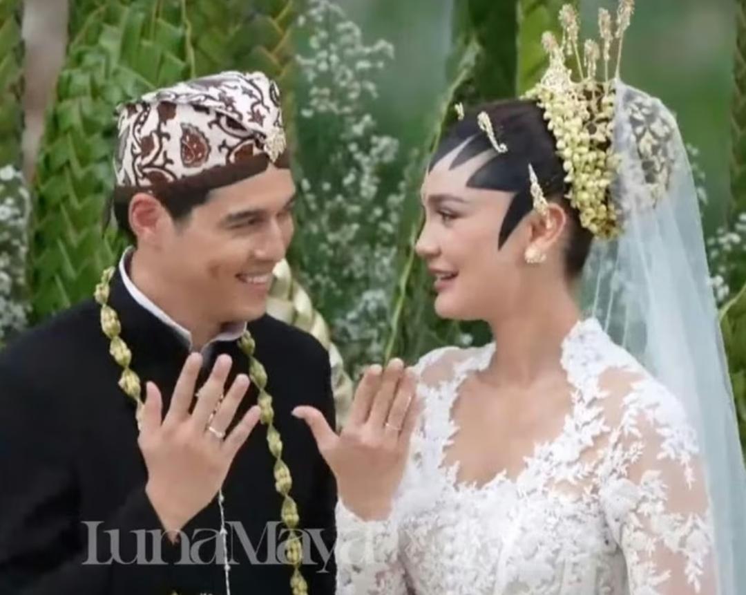 Luna Maya dan Maxime Bouttier resmi menikah, prosesi akad nikah berlangsung khidmat di COMO Shambhala Estate, sebuah resor mewah yang terletak di Banjar Begawan, Desa Melinggih Kelod, Kecamatan Payang