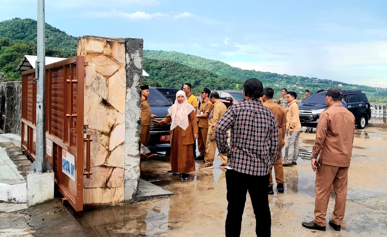 TEGAKKAN ATURAN: Wabup Lobar Nurul Adha (berjilbab) bersama tim saat sidak bangunan vila di Senggigi, Selasa (6/5).