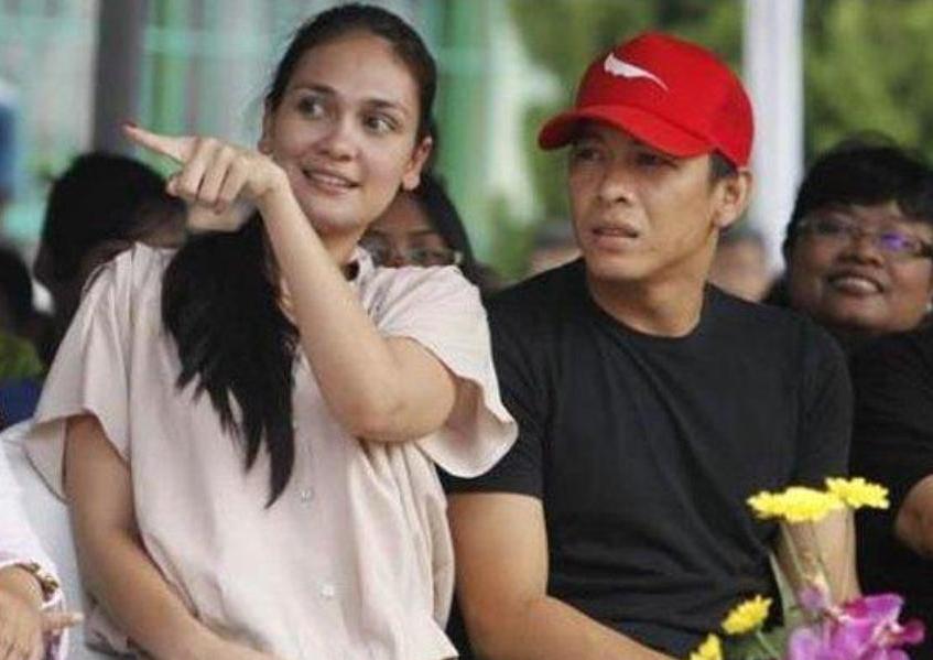 Tahun 2004 Luna Maya sempat berpacaran dengan Ariel NOAH.