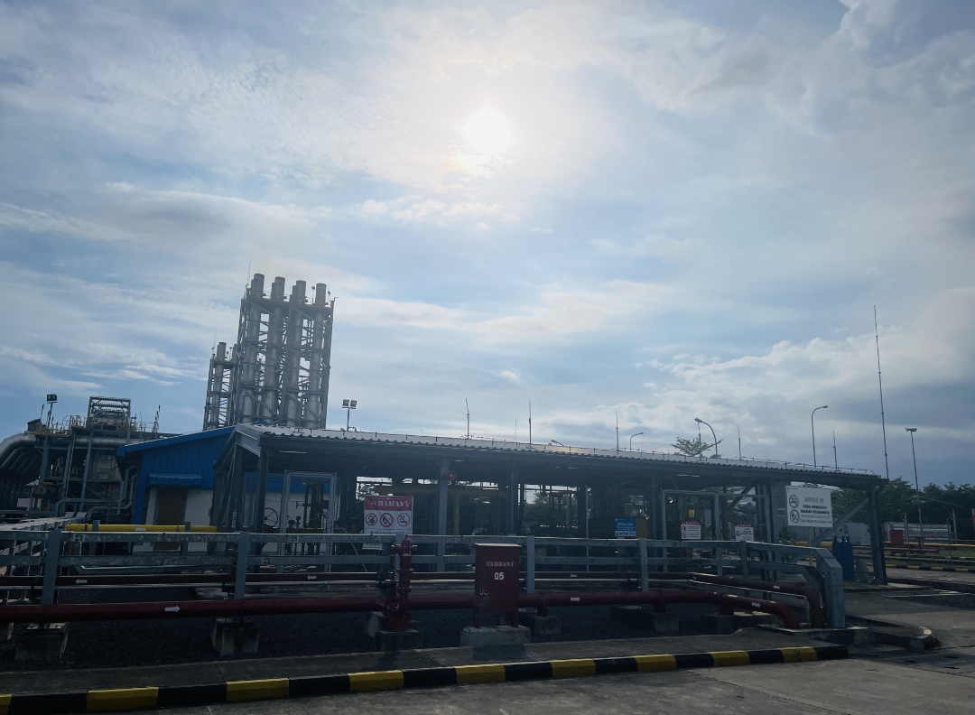 SUMBER ENERGI: Di balik kokohnya instalasi PLTMGU Lombok Peaker, menyisakan tanda tanya publik soal keberadaan lahan pengganti RTH yang digunakan untuk proyek senilai triliunan rupiah ini.