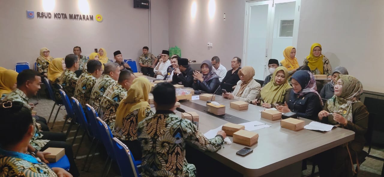 BAHAS TUNTAS: Pertemuan jajaran manajemen RSUD, Panitia Khusus DPRD Kota Mataram, serta sejumlah tokoh masyarakat dalam rangka pembahasan usulan perubahan nama RSUD Kota Mataram, Kamis (8/5/2025).