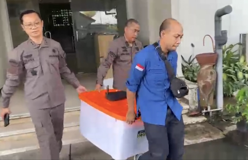 BARANG BUKTI: Penyidik pidus Kejati NTB mengangkut dokumen penting milik PT GNE yang disita dari kantor Biro Ekonomi NTB, Kamis (8/5).