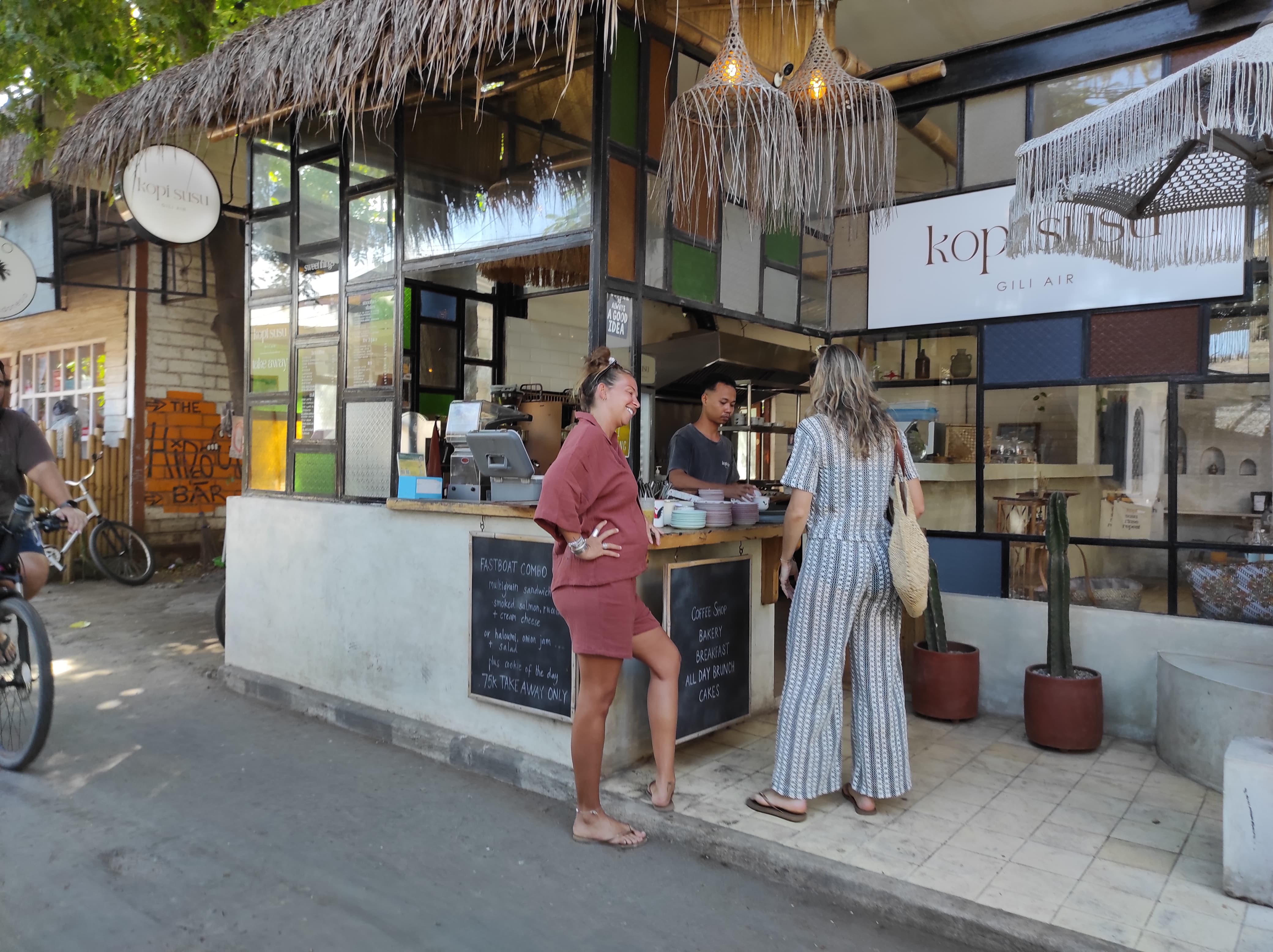 MENIKMATI LIBURAN: Wisatawan asin yang tengah menikmati liburan di Gili Air, Lombok Utara, belum lama ini.