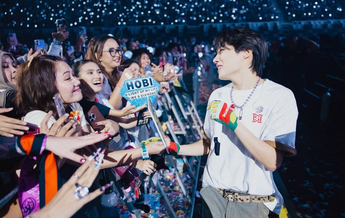 J-Hope BTS saat berinteraksi dengan penggemar dalam konse HOPE ON THE STAGE Day 1 di Jakarta, 3 Mei 2025.