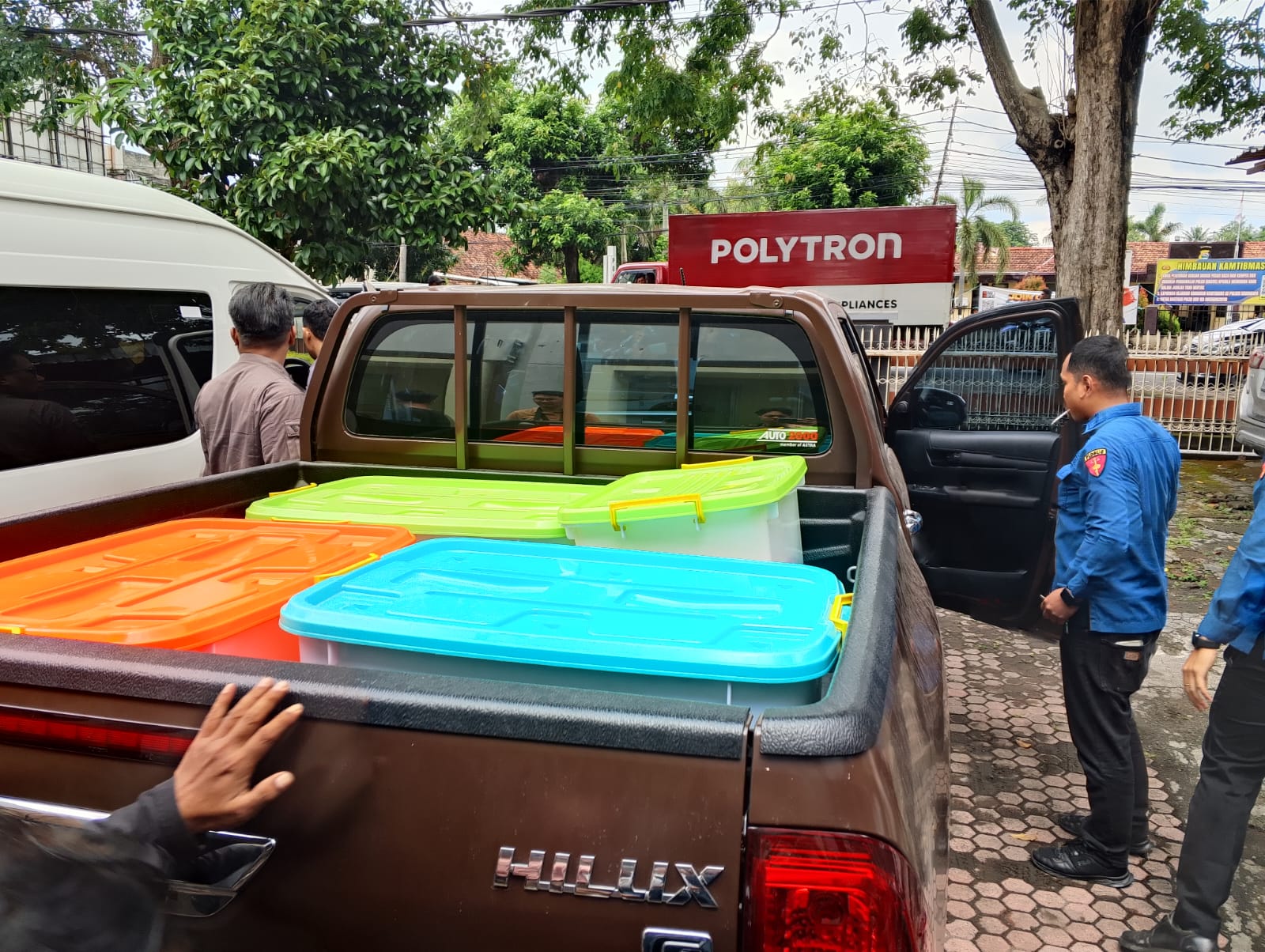 Tim jaksa membawa empat boks berkas sebagai barang bukti usai penggeledahan di kantor PT GNE dan Biro Perekonomian Setda NTB, Kamis (8/5).