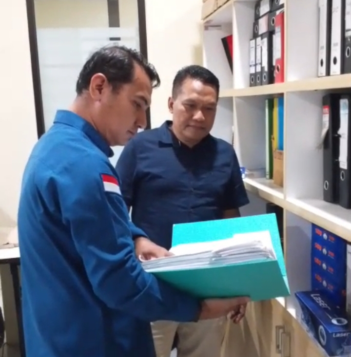 Tim Pidsus Kejati NTB memeriksa sejumlah dokumen di kantor PT GNE, Kamis (8/5). (Harli/Lombok Post)