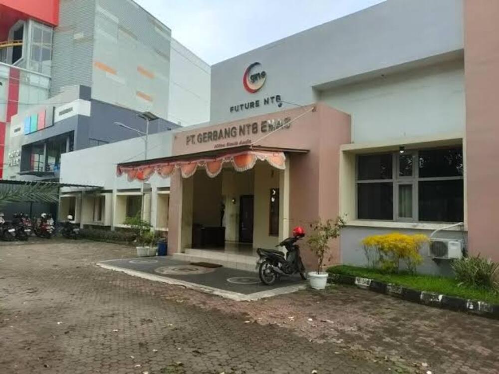 Kejati NTB menggeledah kantor PT GNE, Kamis (8/5).