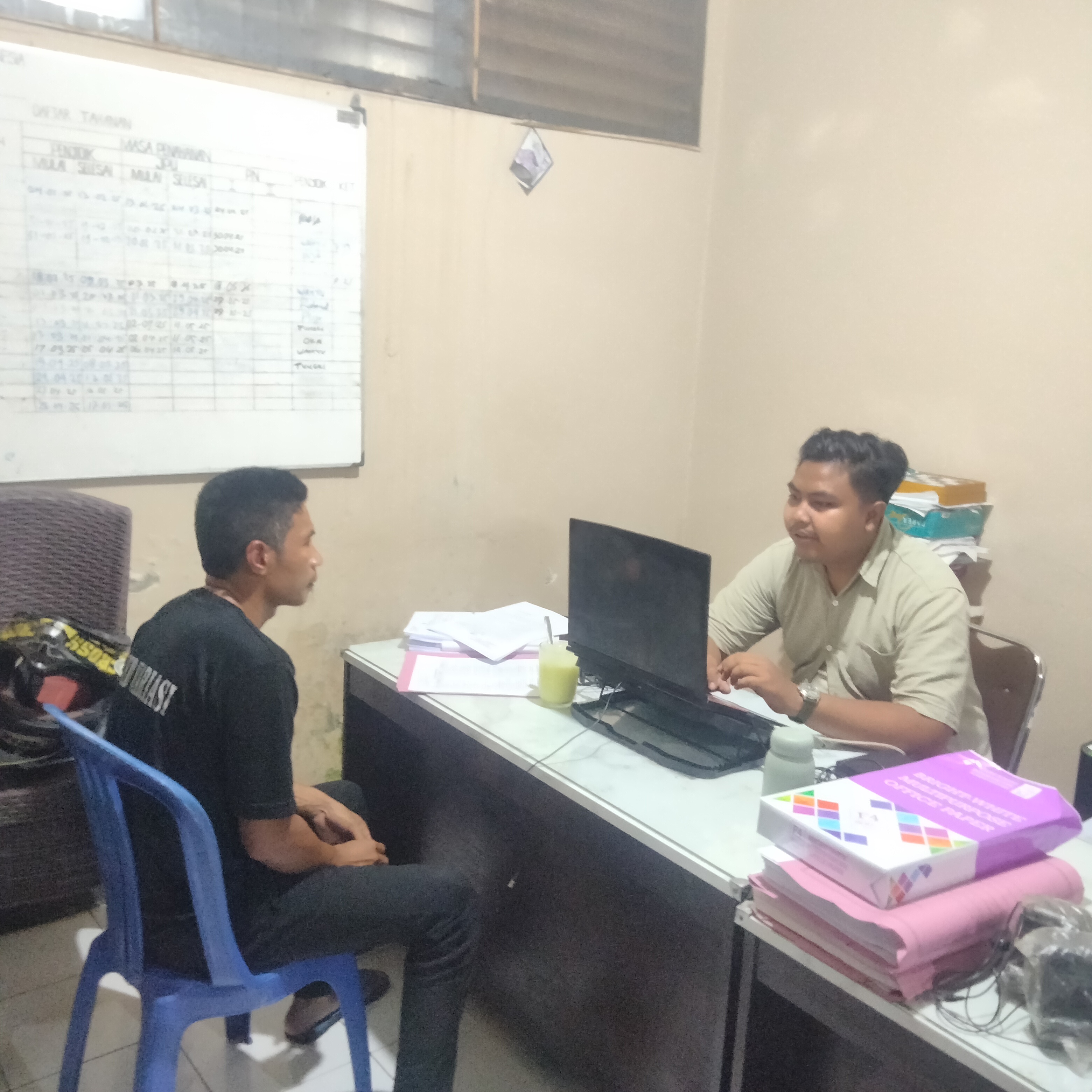 Terduga pelaku pengedar narkoba saat dimintai keterangan oleh penyidik Satresnarkoba Polres Lombok Timur, Rabu (7/5).