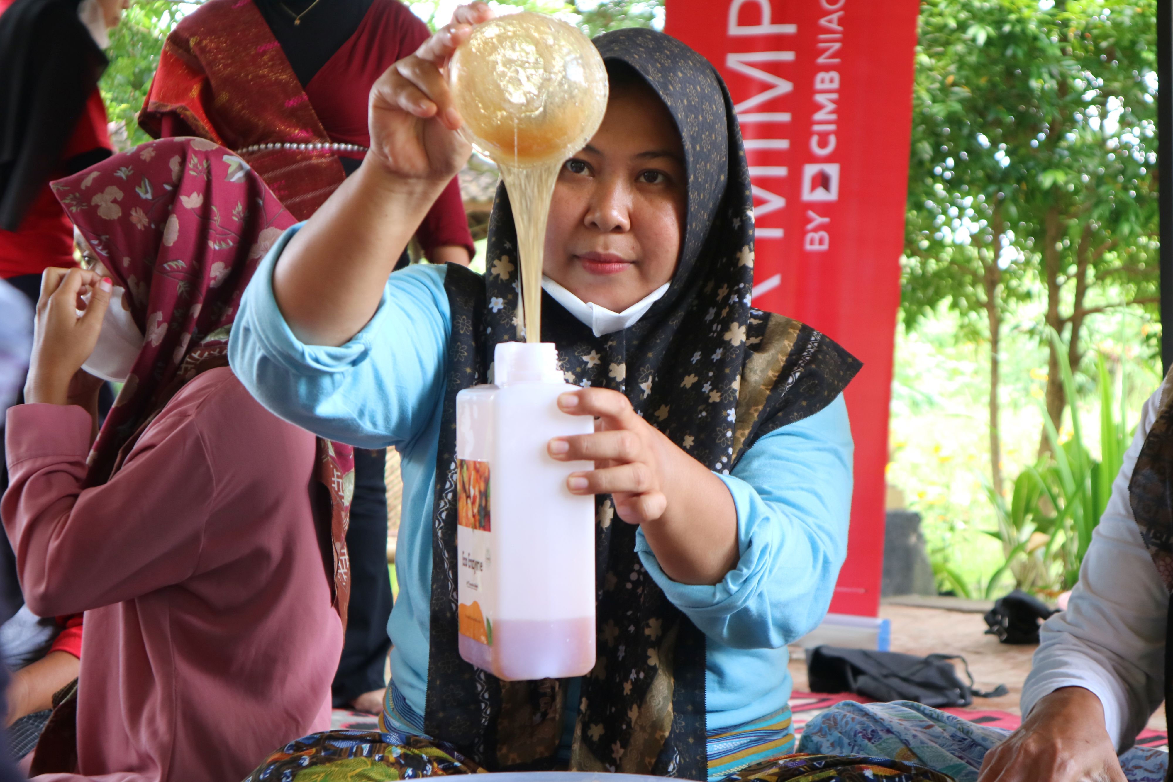 BISA JADI CUAN: Lumin memasukkan cairan sabun yang diolah dari bahan kulit buah ke dalam wadah di Pawon 21, Desa Bonjeruk, Kecamatan Jonggat, Lombok Tengah.