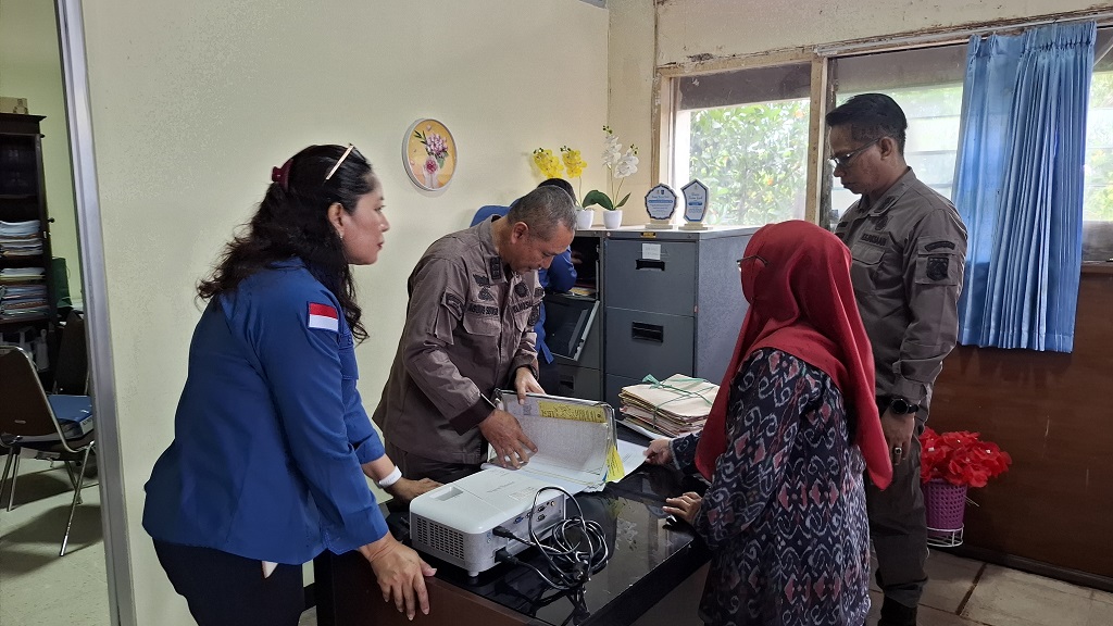 GELEDAH: Tim Kejati NTB menggeledah ruangan Biro Perekonomian Setda NTB, Kamis (8/5).