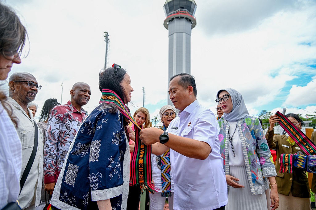 DIPLOMASI BUDAYA: Gubernur NTB Lalu Muhamad Iqbal didampingi Ketua Dekranasda NTB Sinta Agathia menyambut kedatangan para duta besar dan diplomat asing di BIZAM, Kamis (8/5).