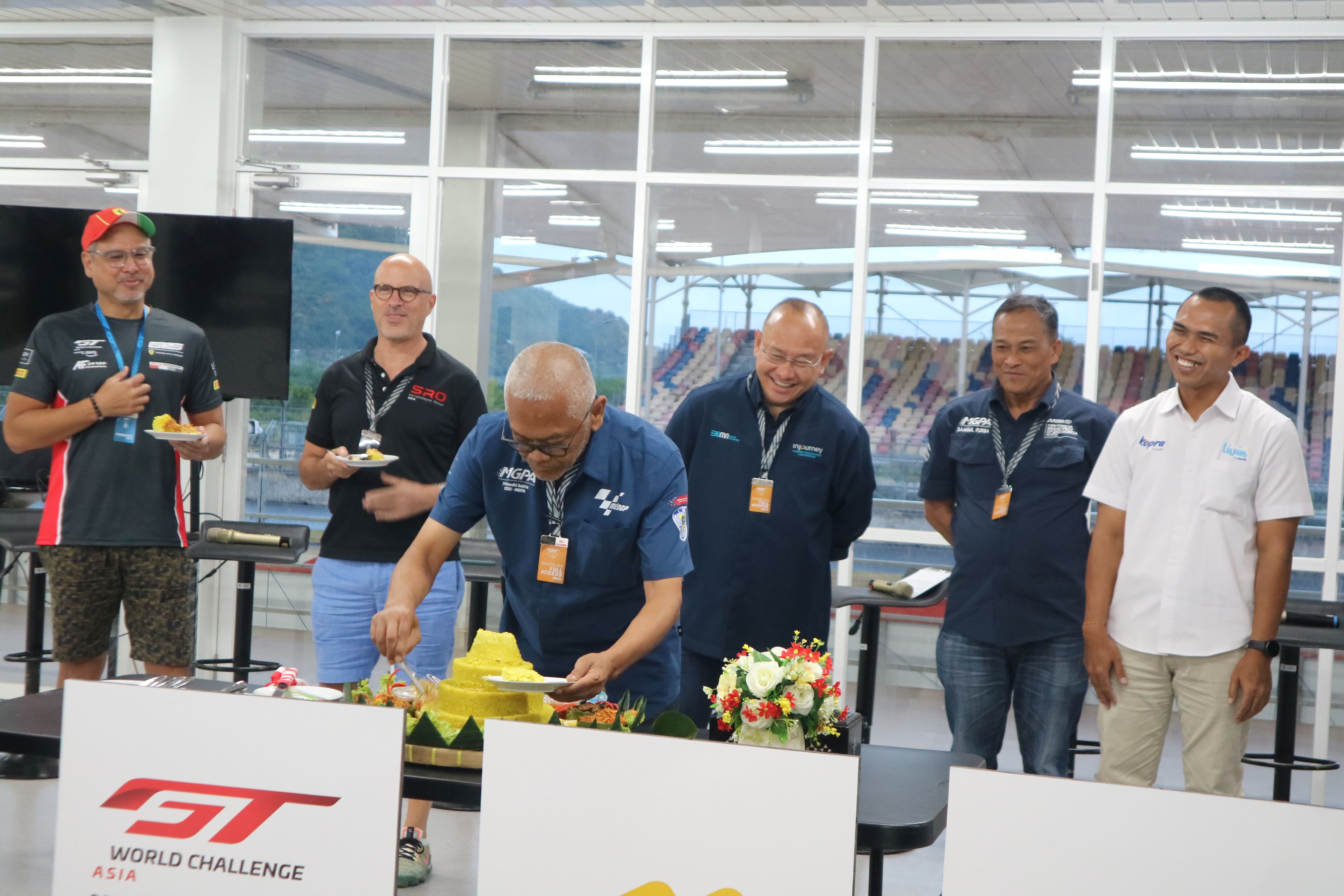 SIAP DIGELAR: Direktur Utama MGPA Priandhi Satria potong nasi tumpeng sebagai tanda peresmian ajang GT World Challenge Asia 2025 di Dinning Hall, Sirkuit Internasional Mandalika, Lombok Tengah.