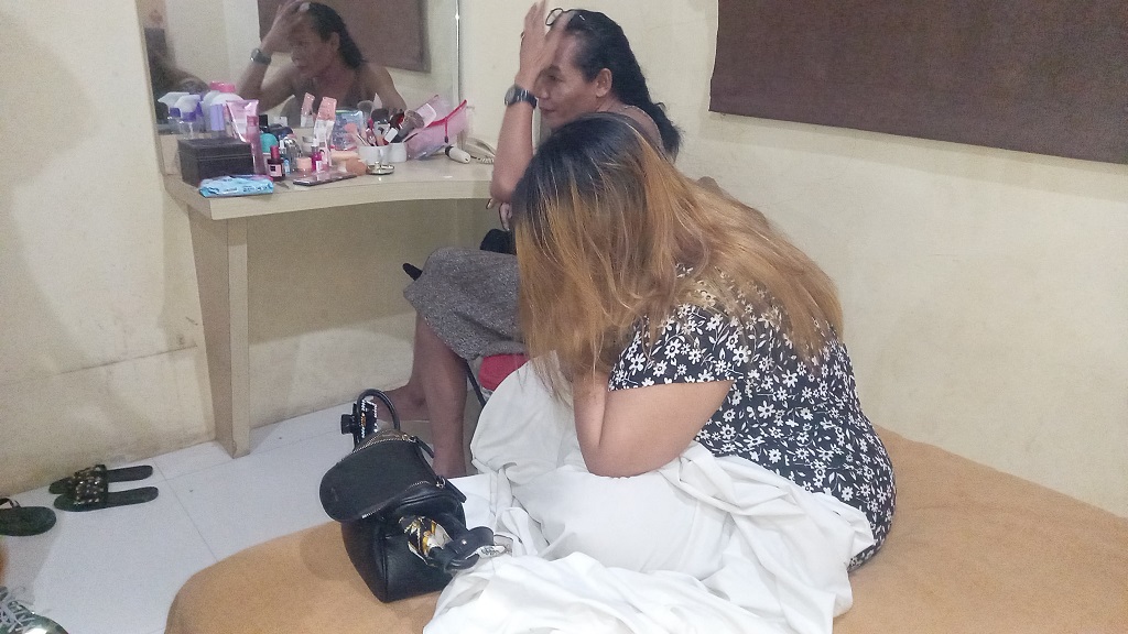 DIGEREBEK: Cewek MiChat yang baru selesai pesta sabu menutupi dirinya saat digerebek polisi di salah satu hotel di Mataram, Rabu malam (7/5).