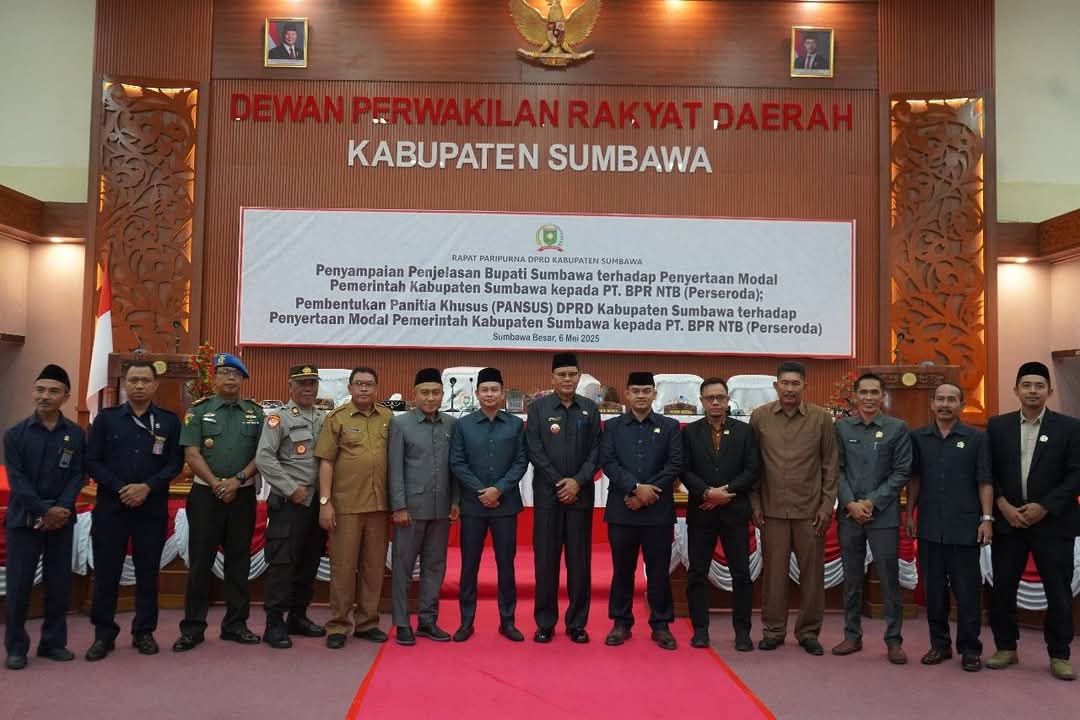 Bupati Sumbawa Syarafuddin Jarot menghadiri rapat paripurna perdana DPRD Sumbawa, Senin (6/5).