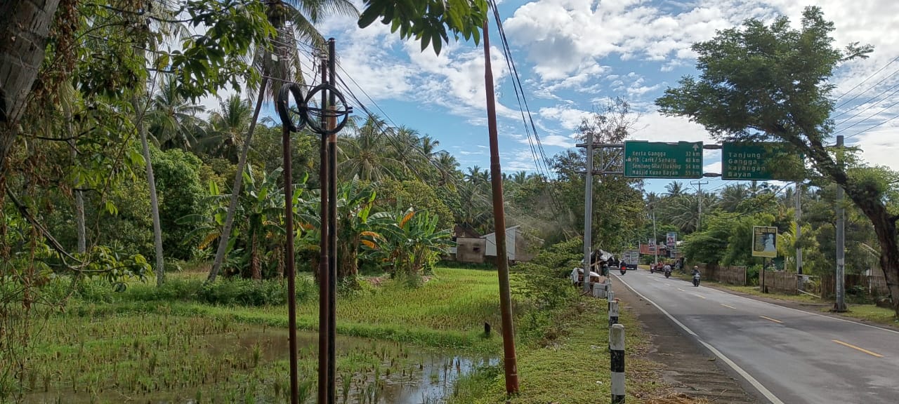 SEMBARANGAN: Inilah salah satu lokasi pemasangan tiang wifi di Desa Pemenang Timur, Kecamatan Pemenang yang dikeluhkan warga.