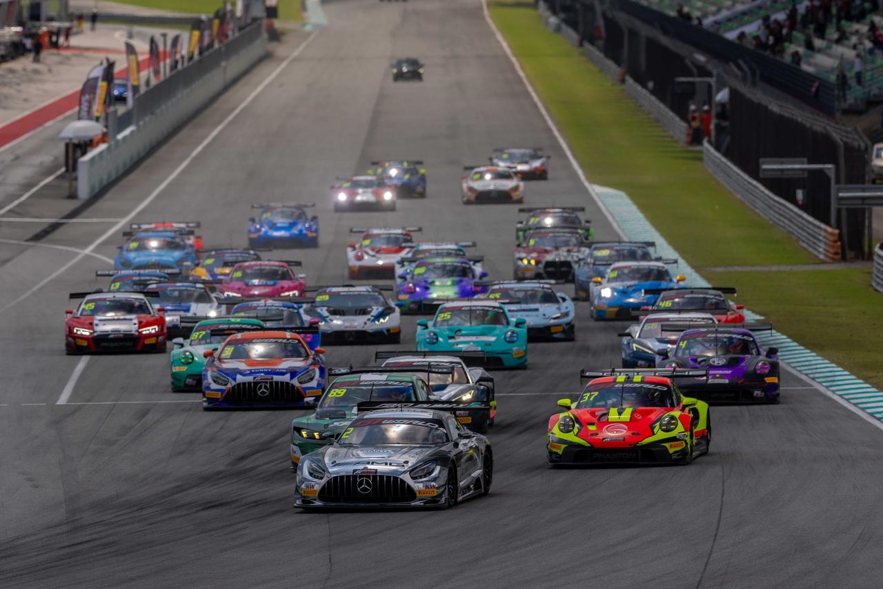 Puluhan mobil balap jajal lintasan Sirkuit Internasional Mandalika pada ajang GT World Challenge Asia 2025 di Sirkuit Internasional Mandalika.