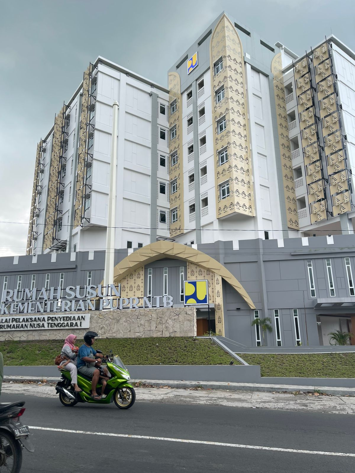 MASA DEPAN PERKOTAAN: Rusun yang dibangun Kementerian PUPR yang berlokasi di dekat pintu masuk Kota Mataram, Jumat (9/5/2025).
