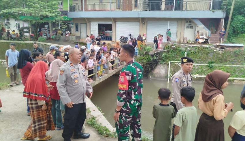 Orok bayi yang diperkirakan baru lahir sepekan lalu itu ditemukan warga di saluran irigasi Jurangan Sate Pringgarata Lombok tengah Jumat (9/5).
