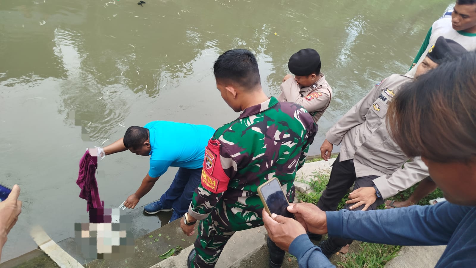 TEGA: Polisi olah TKP penemuan orok bayi di saluran irigasi Jurang Sate, Dusun Mur, Desa Sepakek, Kecamatan Pringgarata, Lombok Tengah, Jumat (9/5).
