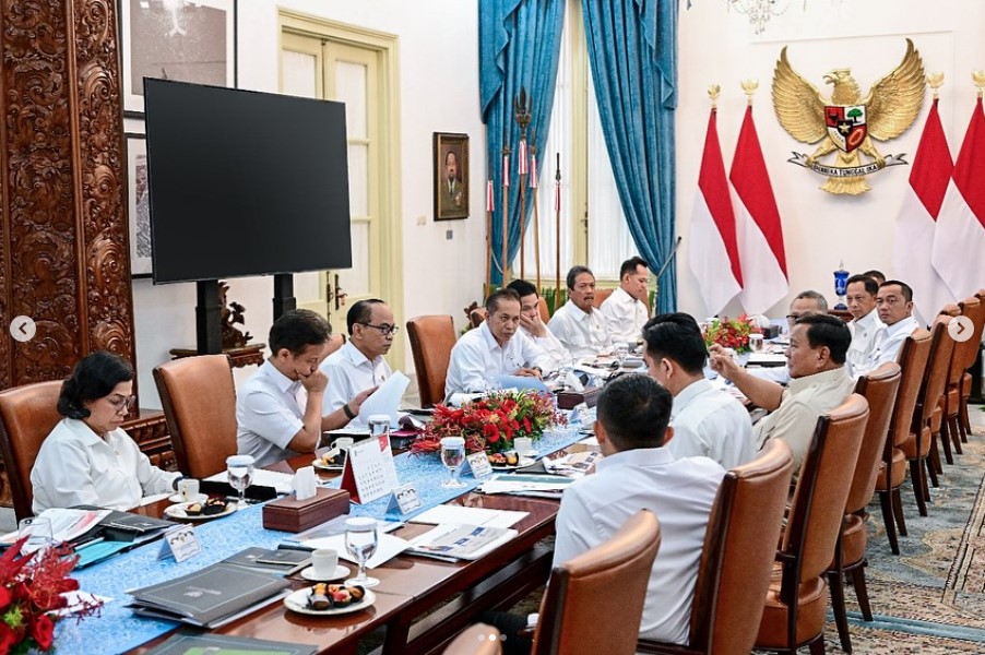 Presiden Republik Indonesia Prabowo Subianto menggelar Rapat Terbatas bersama sejumlah menteri  membahas persiapan peluncuran Koperasi Desa Merah Putih. (tangkapan layar IG Presiden Prabowo)