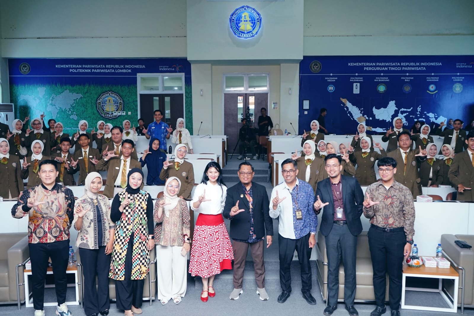 TikTok Shop by Tokopedia bersama Kemenpar RI upayakan pemberdayaan Creators Lab untuk dukung #BelanjaAman dengan melatih generasi muda di Lombok menjadi affiliate content creator.