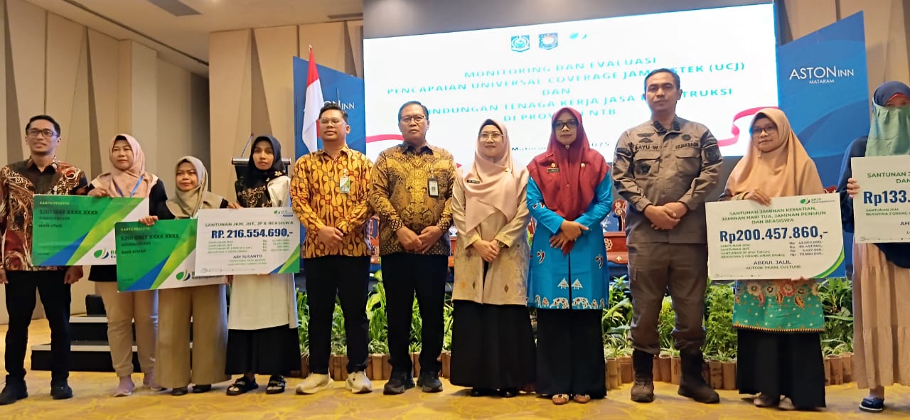 BPJS Ketenagakerjaan dan Pemerintah Provinsi NTB serahkan simbolis kartu peserta dan santunan ke ahli waris di Mataram, Kamis (9/5).