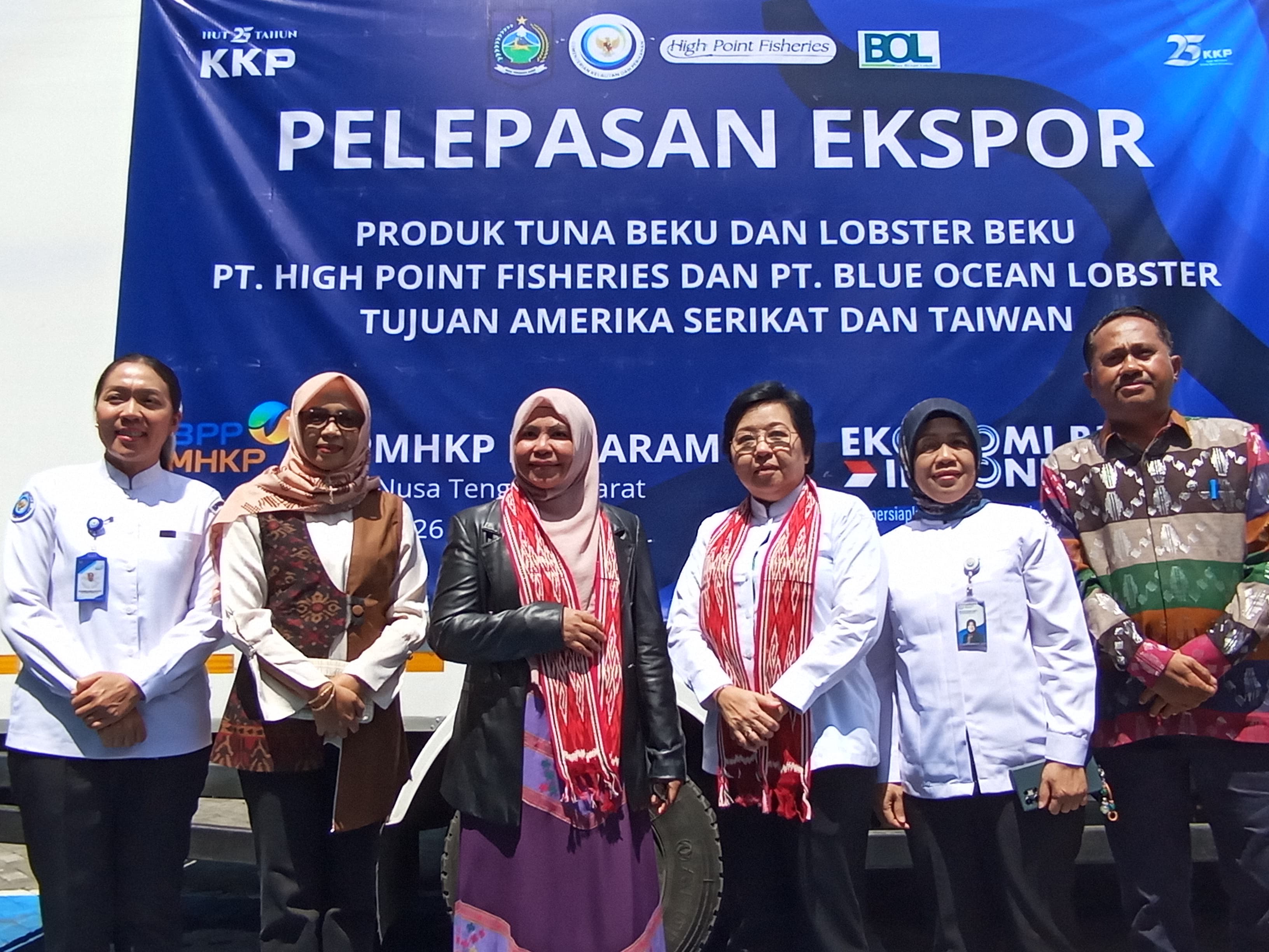 PELEPASAN EKSPOR: Kepala BPPMHKP KKP RI Ishartini (tiga kanan) saat menghadiri pelepasan ekspor tuna dan lobster beku NTB ke Amerika Serikat dan Taiwan, tahun lalu.