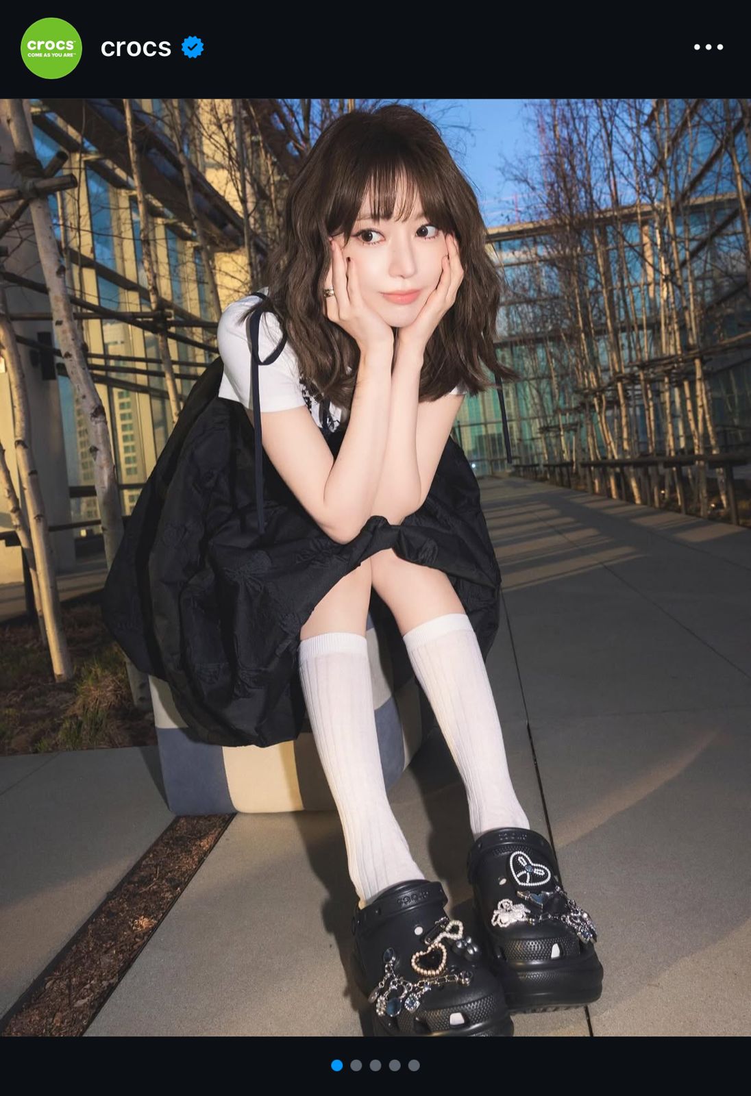 Unggahan pengumuman LE SSERAFIM sebagai Global Brand Ambassador brand Crocs di akun Instagram resmi Crocs.