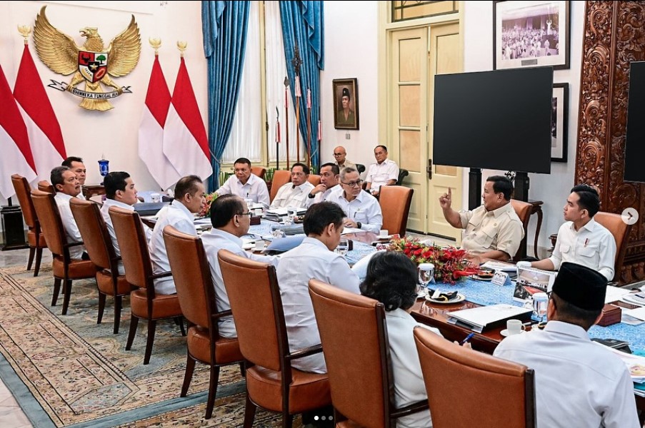Presiden Republik Indonesia Prabowo Subianto menggelar Rapat Terbatas bersama sejumlah menteri  membahas persiapan peluncuran Koperasi Desa Merah Putih. (tangkapan layar IG Presiden Prabowo)