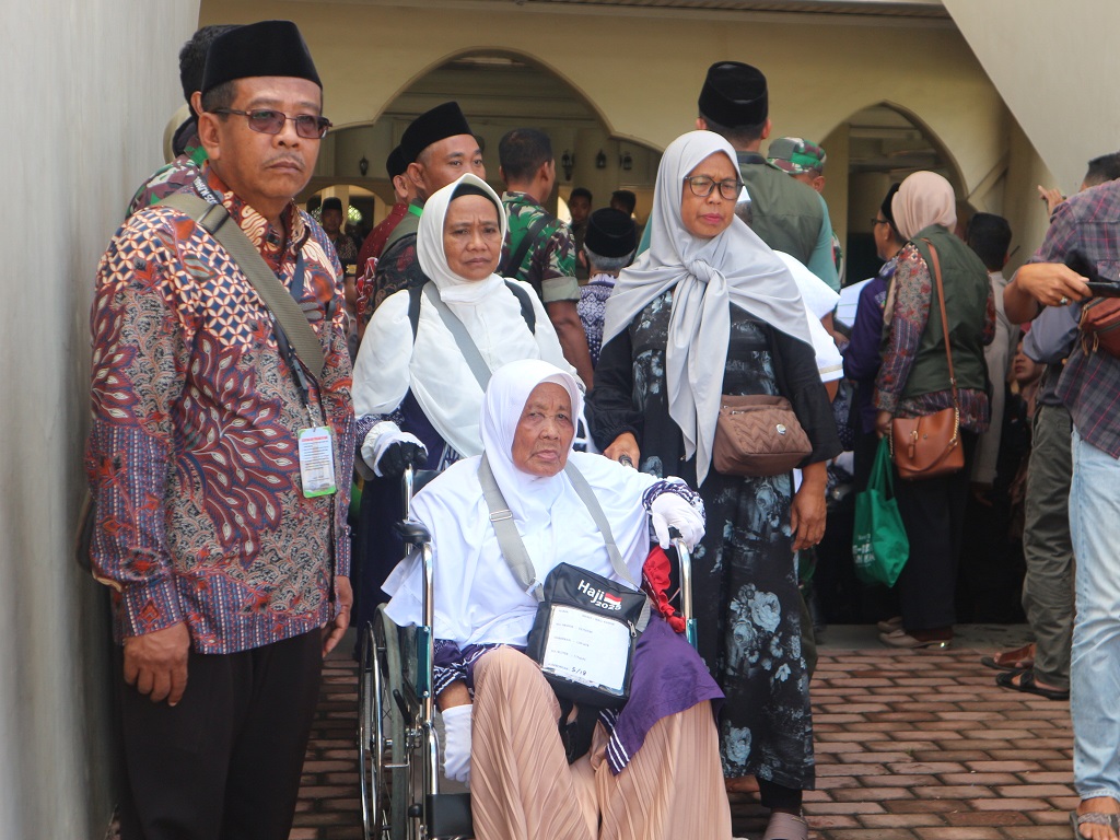 SIAP BERANGKAT: Jamaah haji asal Lombok Timur (Lotim) yang akan berangkat pada kloter tujuh saat di Masjid raya Al Mujahidin Selong, Kamis (8/5).