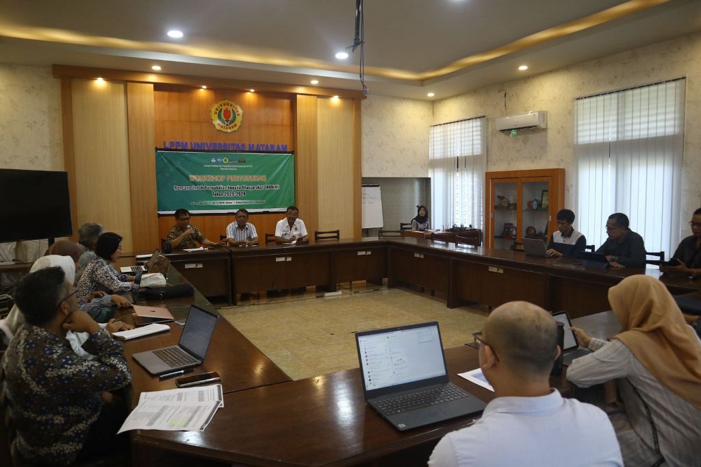 WORKSHOP: Para dosen serta peneliti di lingkungan Unram yang tergabung sebagai panitia penyusunan RIPkM mengikuti workshop RIPkM di Ruang Sidang Utama LPPM, Selasa lalu (6/5).