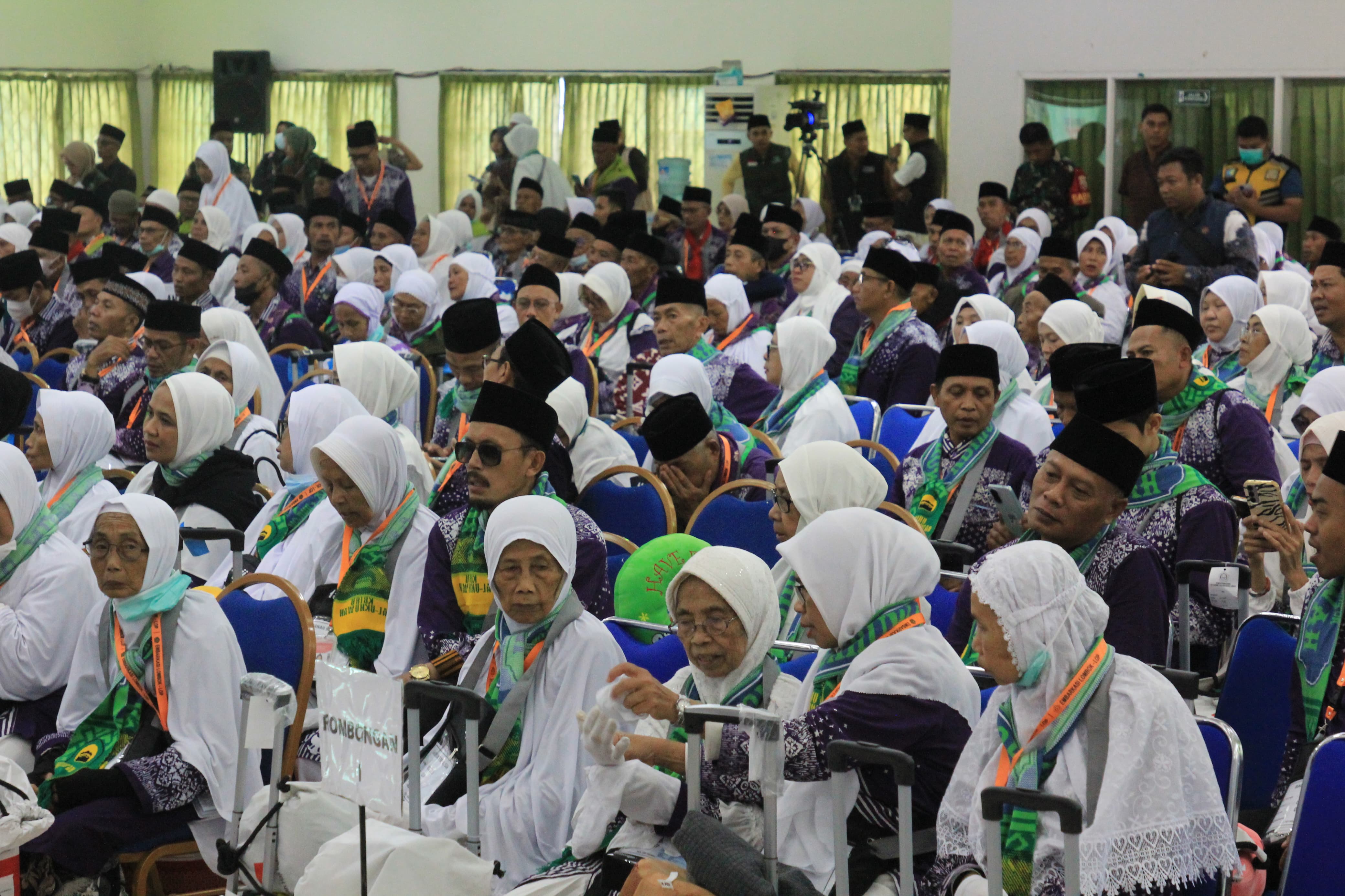 Jamaah calon haji asal Bumi Gora saat menjalani pelepasan untuk berangkat ke Tanah Suci, di aula BIR ALI 1 UPT Asrama Haji Embarkasi Lombok.