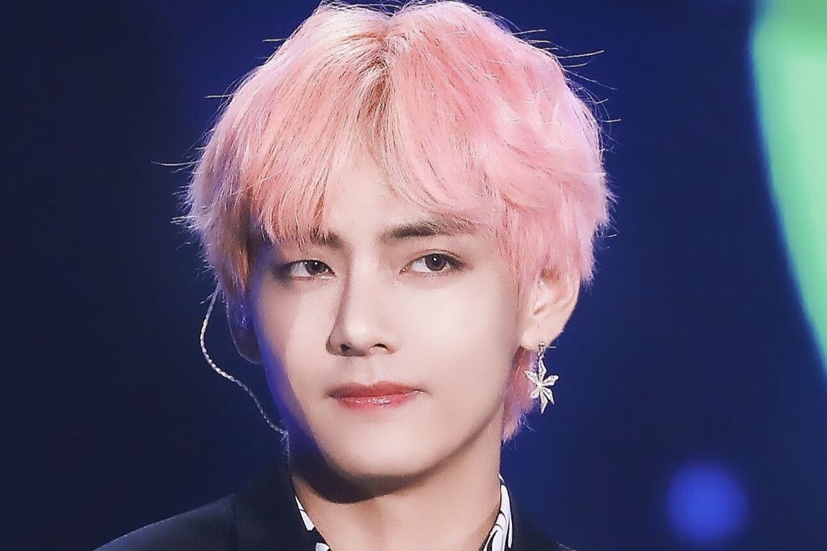 Idol K-Pop dengan rambut berwarna merah muda, V BTS