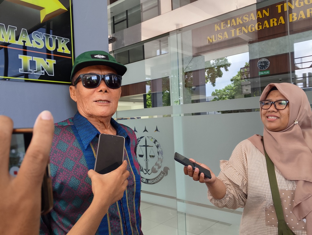 DIPERIKSA: Mantan Bupati Lotim Ali BD memberikan keterangan usai diperiksa Kejati NTB, beberapa waktu lalu